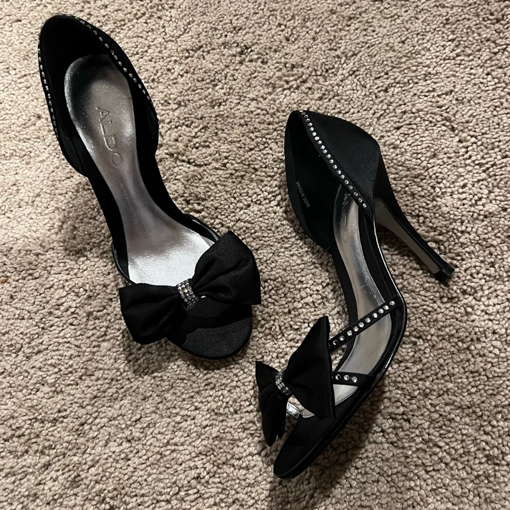 🎉5/$20🎉 ALDO Like New Satin Bow Rhinestone Pumps Sz 36